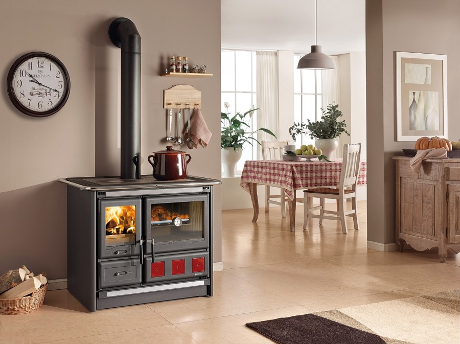 NORDICA ROSA XXL sporák na tuhé palivá 8,5kW, s rúrou vpravo, čierna