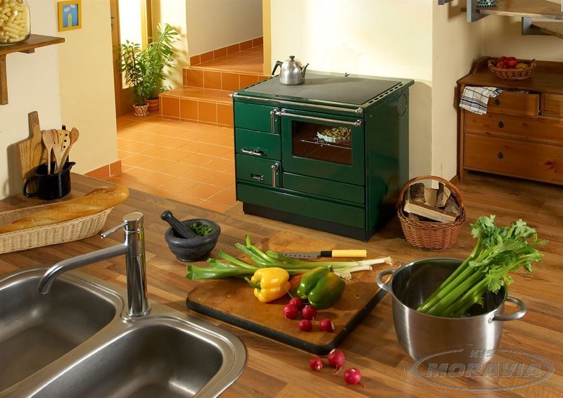 KVS MORAVIA VSP 9103 sporák na pevné palivá 8,4kW, s rúrou vpravo, zelená/chróm