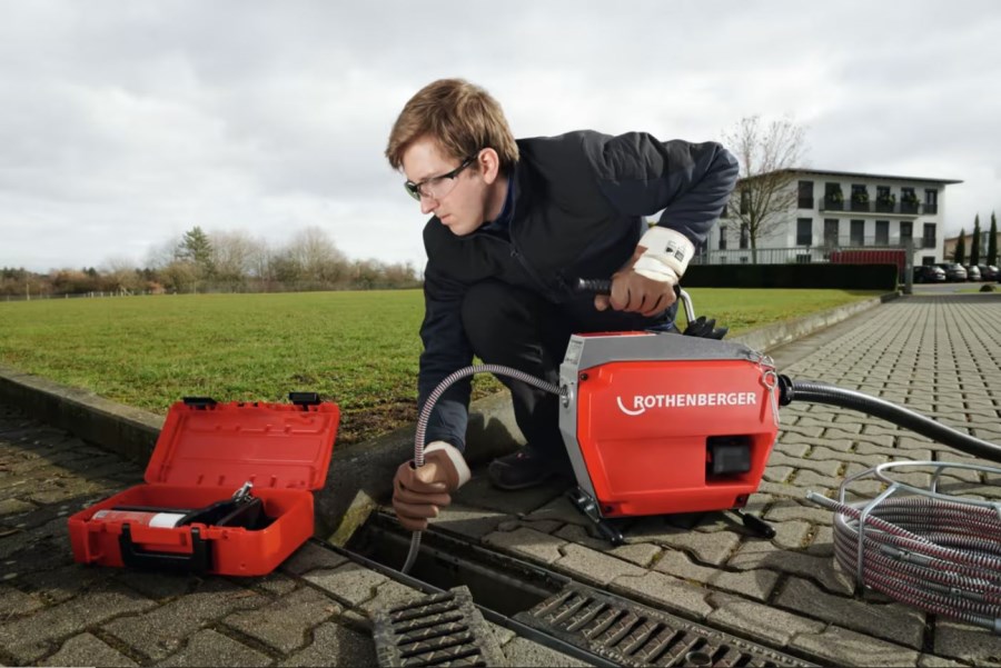ROTHENBERGER R600 VARIOCLEAN čistička potrubia 250W, s akumulátorom CAS 18V/8Ah a nabíjačkou