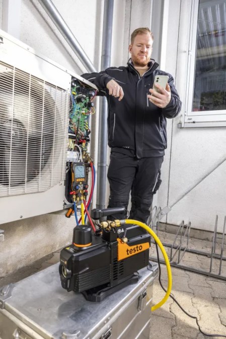 TESTO 565i inteligentná vákuová pumpa pre automatické odsávanie, prietok 10 CFM 283 l/min, Bluetooth