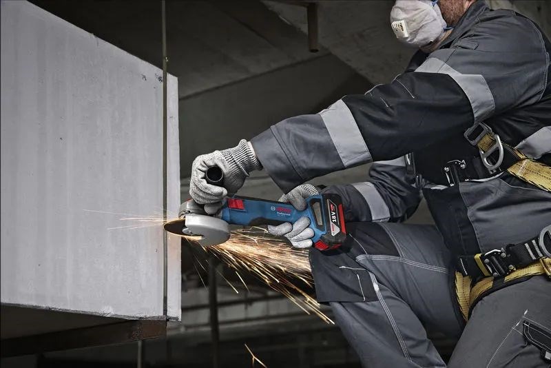 BOSCH PROFESSIONAL set aku vŕtacie kladivo GBH 185-LI + vŕtací skrutkovač GSR 185-LI + uhlová brúska GWS 18V-8 + 3x akumulátor 4,0 Ah + nabíjačka + taška