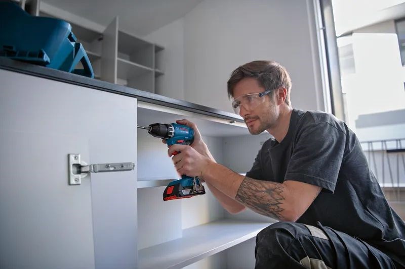 BOSCH PROFESSIONAL set aku vŕtacie kladivo GBH 185-LI + vŕtací skrutkovač GSR 185-LI + uhlová brúska GWS 18V-8 + 3x akumulátor 4,0 Ah + nabíjačka + taška
