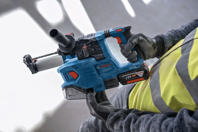 BOSCH PROFESSIONAL set aku vŕtacie kladivo GBH 185-LI + vŕtací skrutkovač GSR 185-LI + uhlová brúska GWS 18V-8 + 3x akumulátor 4,0 Ah + nabíjačka + taška