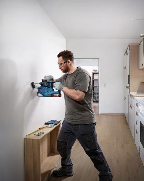 BOSCH GBH 185-LI PROFESSIONAL aku kombinované kladivo 1,9 J, 18 V, SDS-Plus, 2x akumulátor 4,0 Ah, nabíjačka, kufor