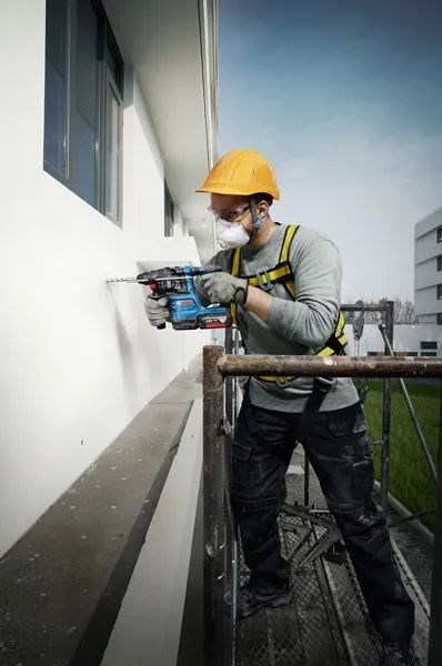 BOSCH GBH 185-LI PROFESSIONAL aku kombinované kladivo 1,9 J, 18 V, SDS-Plus, 2x akumulátor 4,0 Ah, nabíjačka, kufor