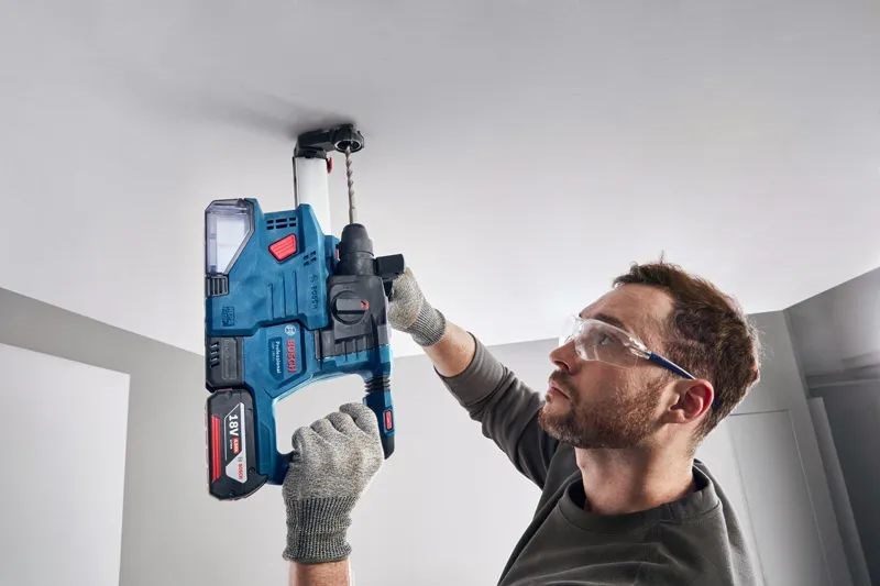 BOSCH GBH 185-LI PROFESSIONAL aku kombinované kladivo 1,9 J, 18 V, SDS-Plus, 2x akumulátor 4,0 Ah, nabíjačka, kufor
