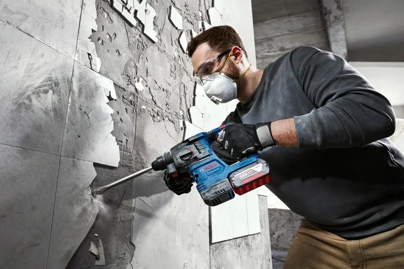 BOSCH GBH 185-LI PROFESSIONAL aku kombinované kladivo 1,9 J, 18 V, SDS-Plus, 2x akumulátor 4,0 Ah, nabíjačka, kufor