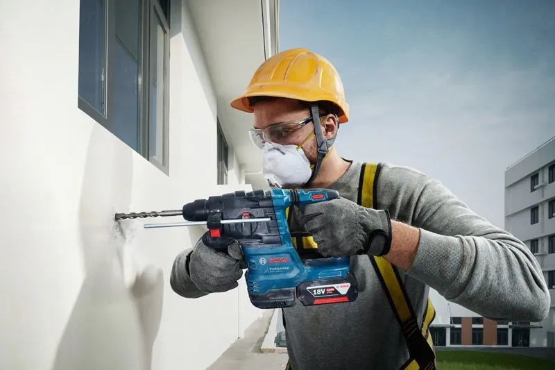 BOSCH GBH 185-LI PROFESSIONAL aku kombinované kladivo 1,9 J, 18 V, SDS-Plus, 2x akumulátor 4,0 Ah, nabíjačka, kufor