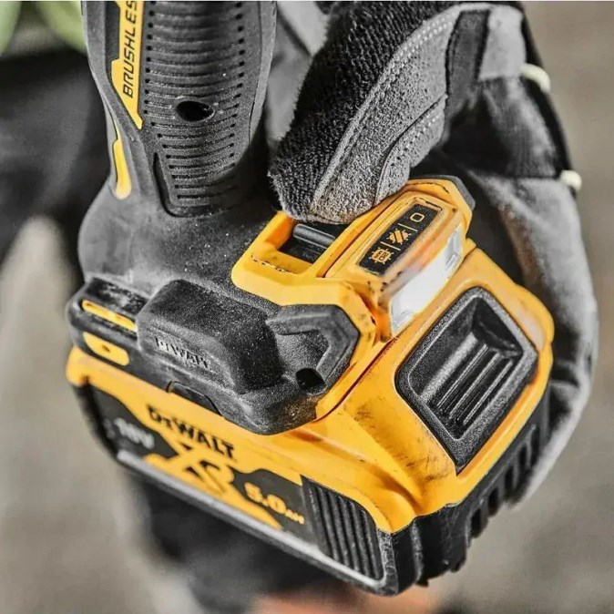 DEWALT DCD805 aku príklepová vŕtačka 18 V, 2x akumulátor 5,0 Ah, nabíjačka, kufor