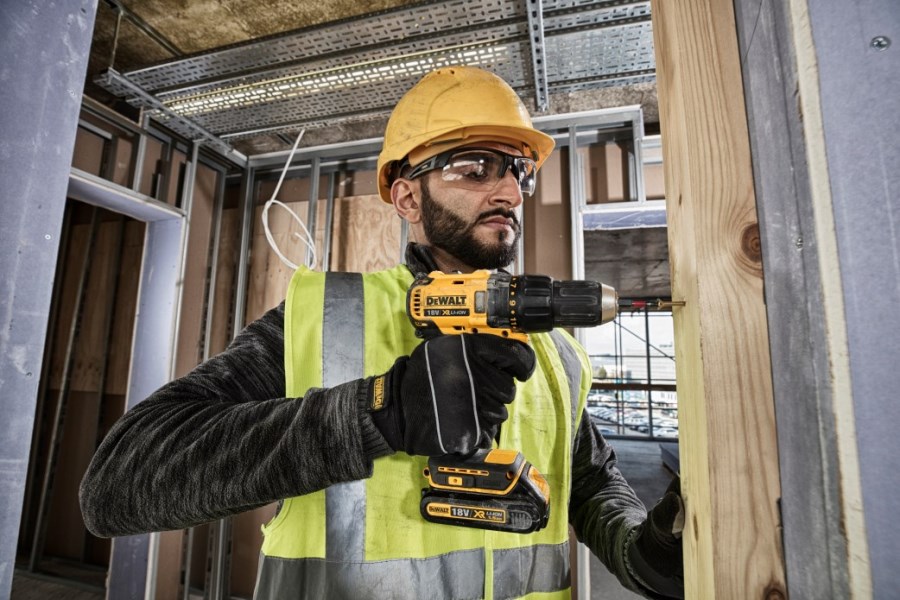 DEWALT DCD778 aku vŕtací skrutkovač 18 V, 2x akumulátor 2,0 Ah, nabíjačka, kufor