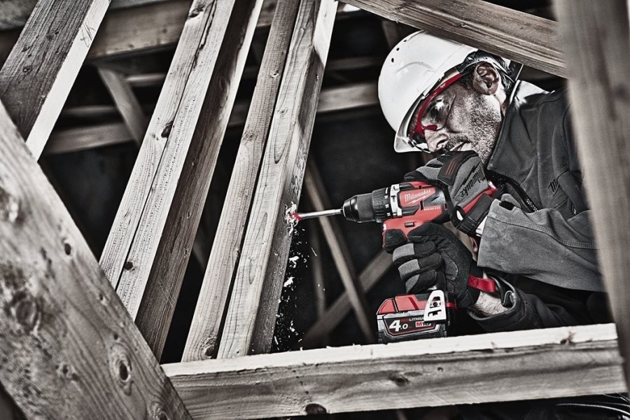 MILWAUKEE M18 CBLPD-202C aku príklepová vŕtačka 18 V, 2x akumulátor 2,0 Ah, nabíjačka, kufor