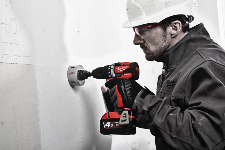 MILWAUKEE M18 CBLPD-202C aku príklepová vŕtačka 18 V, 2x akumulátor 2,0 Ah, nabíjačka, kufor