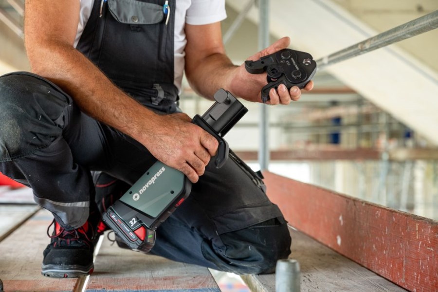 NOVOPRESS 32 aku radiálny lis 12-110 mm, 32 kN, 18 V, akumulátor 2,0 Ah, nabíjačka, čeľuste TH 16-20-26, kufor (sada)