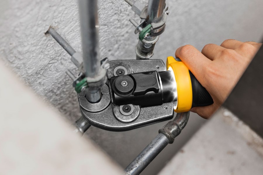 REMS MINI-PRESS S 12V A2-22kN aku radiálny lis 10-40 mm, 22 kN, 12 V, s núteným chodom, akumulátor 4,0 Ah, nabíjačka