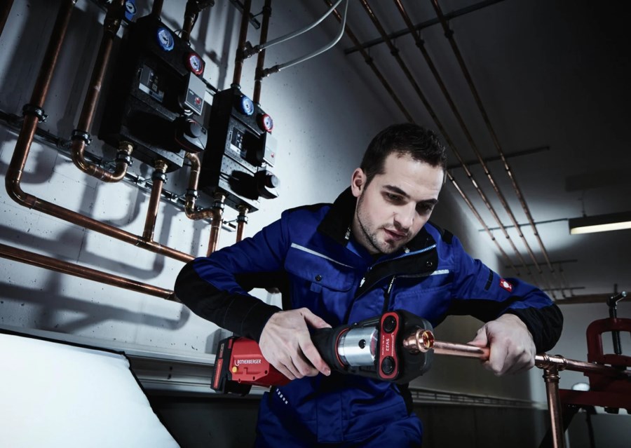 ROTHENBERGER ROMAX 4000 aku radiálny lis 12-108 mm, 32 kN, 18 V, s núteným chodom, akumulátor 4,0 Ah, nabíjačka, čeľuste SV 15-22-28, kufor