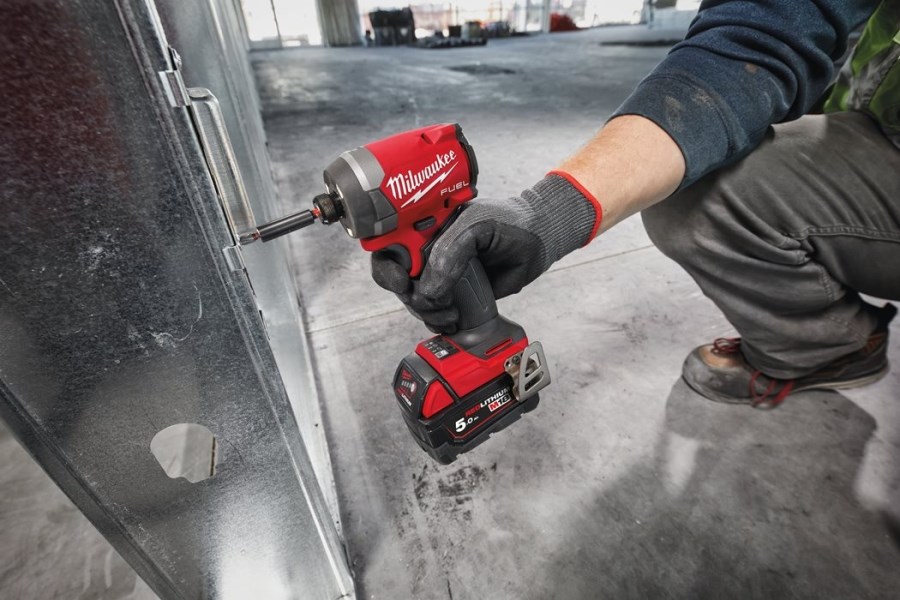 MILWAUKEE M18 SET 4 aku rázový uťahovač + kladivo + uhlová brúska + vŕtačka + 2x akumulátor + nabíjačka + kufor