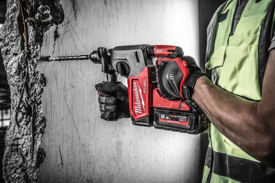 MILWAUKEE M18 SET 4 aku rázový uťahovač + kladivo + uhlová brúska + vŕtačka + 2x akumulátor + nabíjačka + kufor