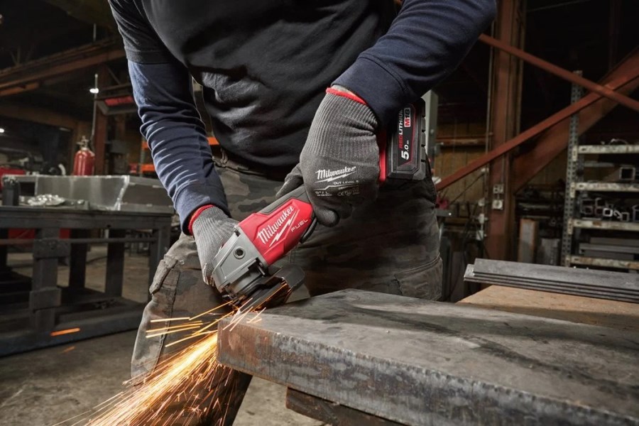 MILWAUKEE M18 SET 4 aku rázový uťahovač + kladivo + uhlová brúska + vŕtačka + 2x akumulátor + nabíjačka + kufor