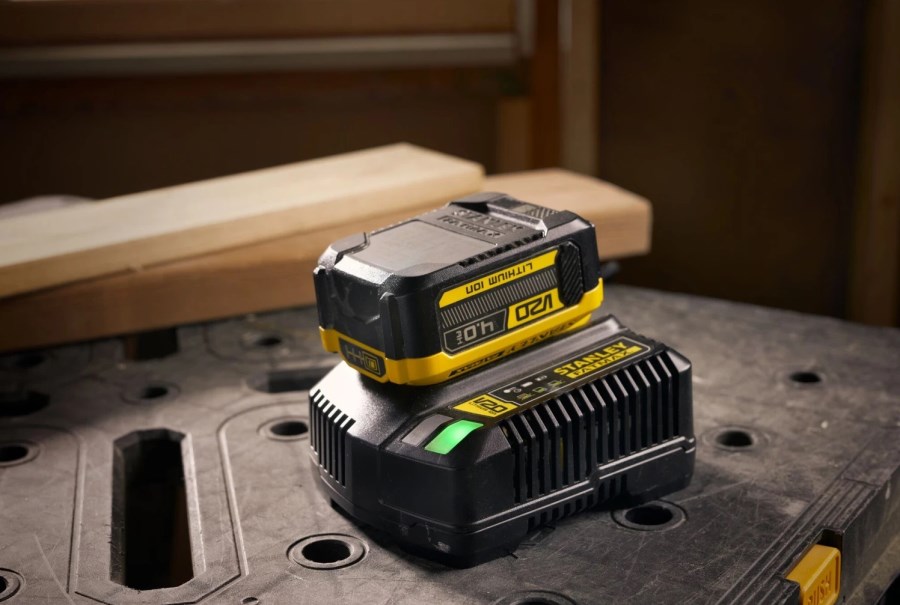 STANLEY FATMAX V20 SFMCB14M1 set nabíjačka 18 V, 2 A + akumulátor 18 V, 4,0 Ah