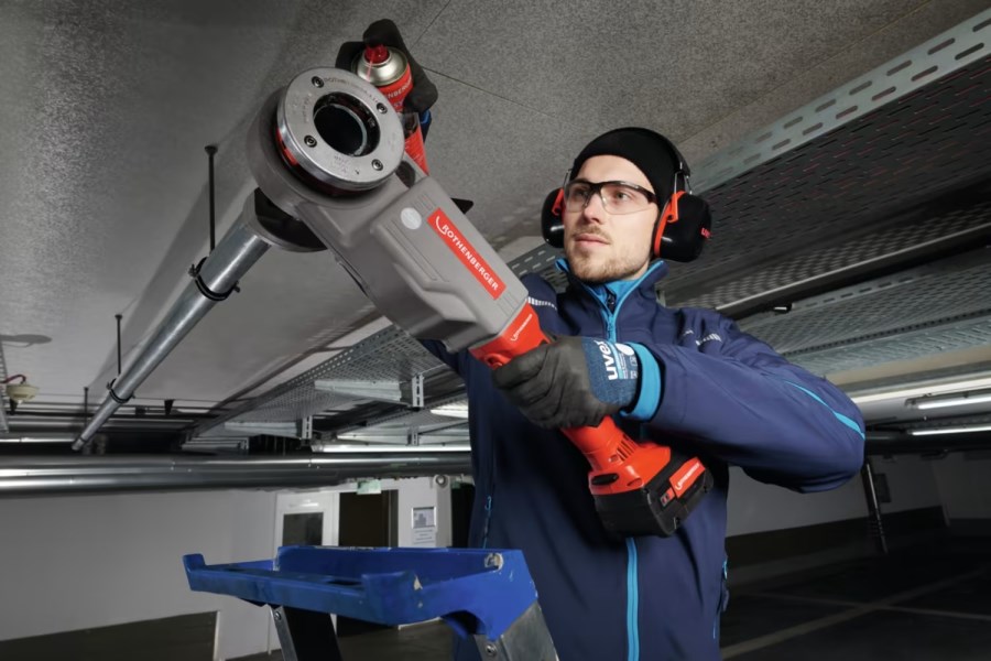 ROTHENBERGER SUPERTRONIC 2000 E aku závitorez 1/4"-2", 18 V, akumulátor 4,0 Ah, nabíjačka, závitorezné hlavy 1/2"-3/4"-1"-1 1/4"-1 1/2"-2", kufor